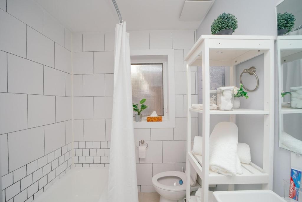 Cozy 3 Bedroom Contemporary Home With Free Parking إيدمونتون المظهر الخارجي الصورة