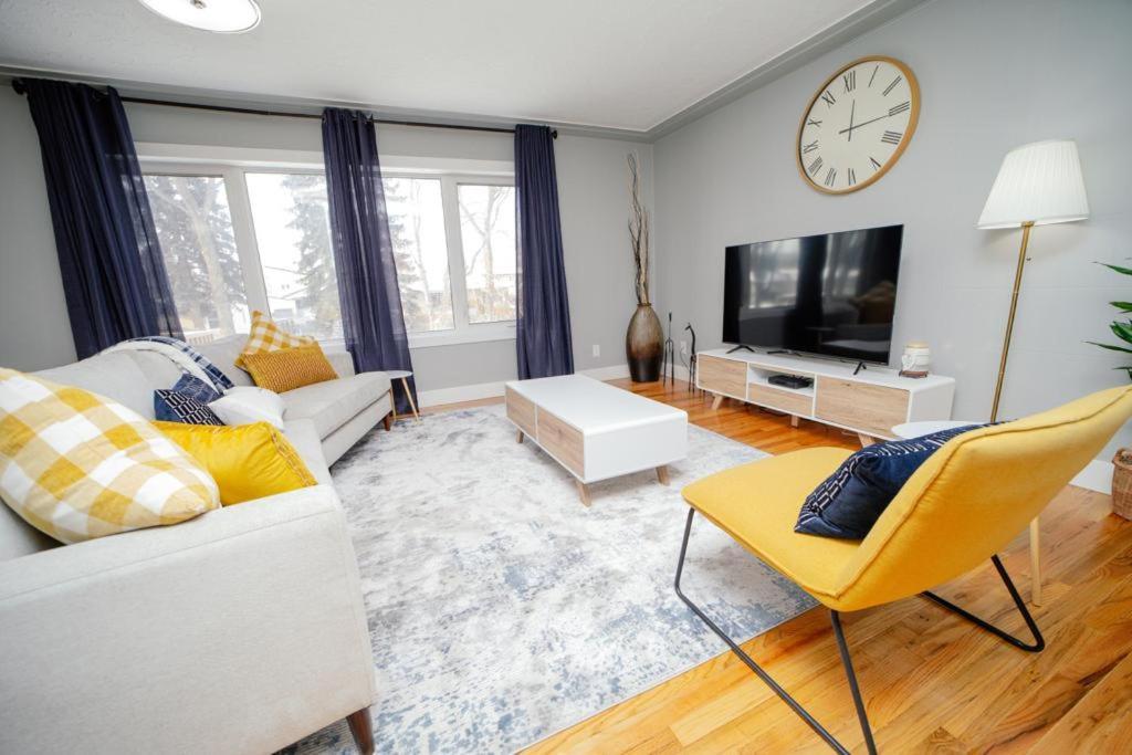 Cozy 3 Bedroom Contemporary Home With Free Parking إيدمونتون المظهر الخارجي الصورة
